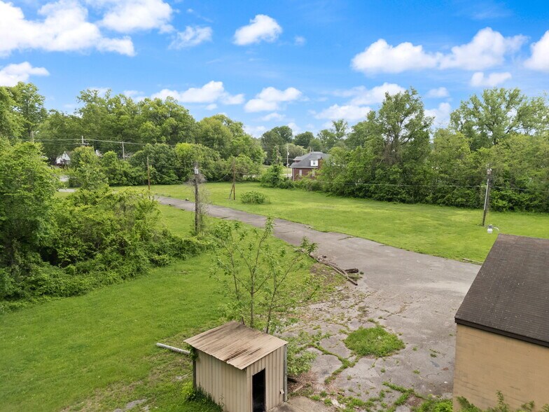 More Photos Of 2000 Utica Pike, Jeffersonville Marina For Sale