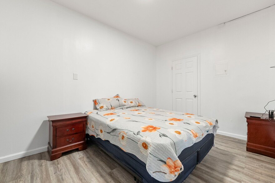 More Photos Of 204 Parkhurst St, Newark Apartments For Sale