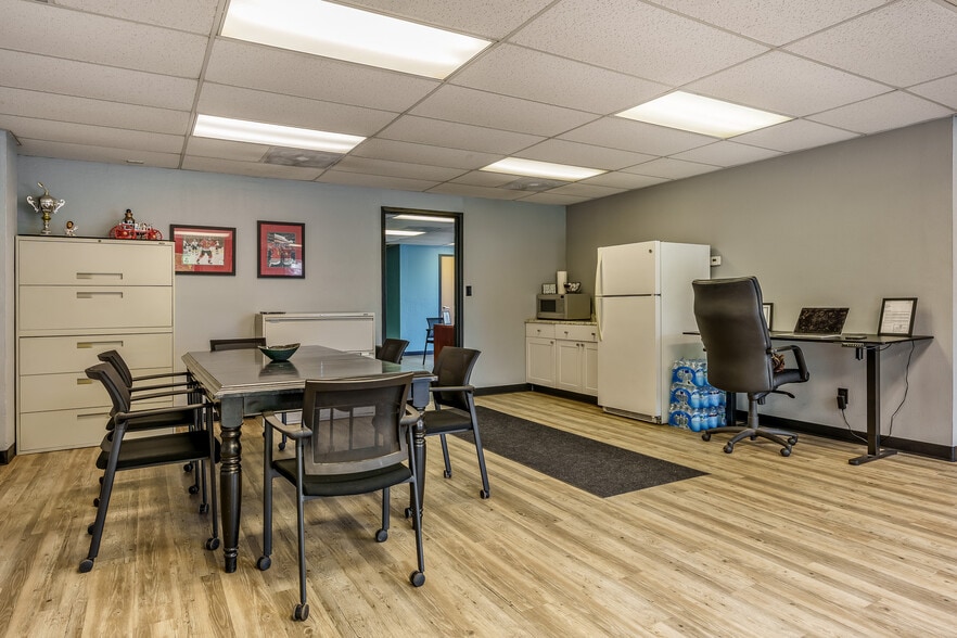 More Photos Of 415 N 3rd St, Rockford Light Distribution For Sale