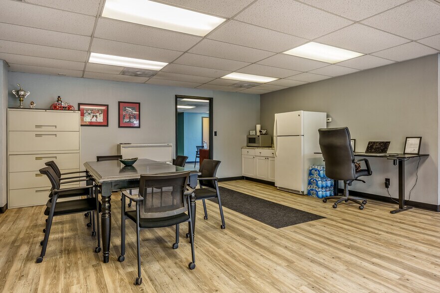 More Photos Of 415 N 3rd St, Rockford Light Distribution For Lease