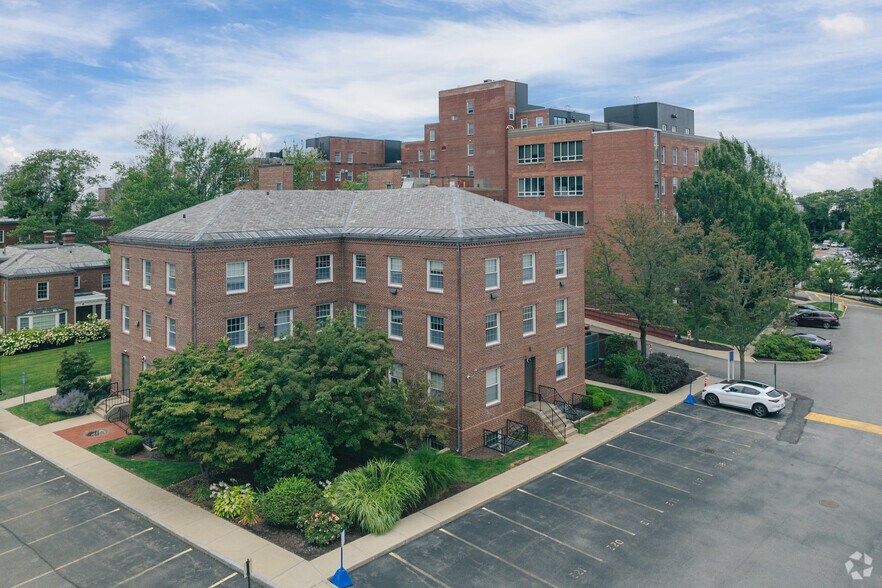 More Photos Of 77 Warren St, Brighton Medical For Lease