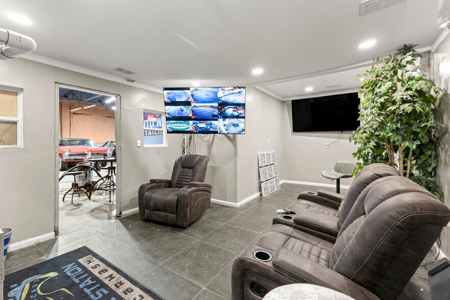 More Photos Of 8301 W Chicago, Detroit Flex For Sale