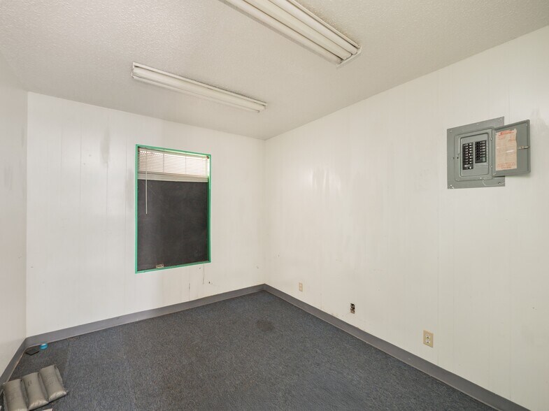 More Photos Of 8212 Georgian Dr, Austin Office For Sale