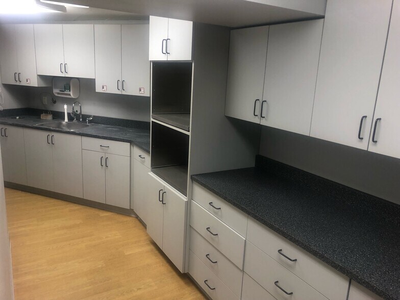 More Photos Of 115 7th St, Rockford Medical For Sale
