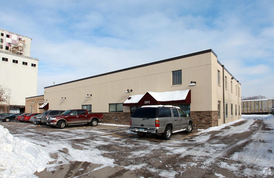 Primary Photo Of 3915 Hiawatha Ave, Minneapolis Light Distribution For Lease