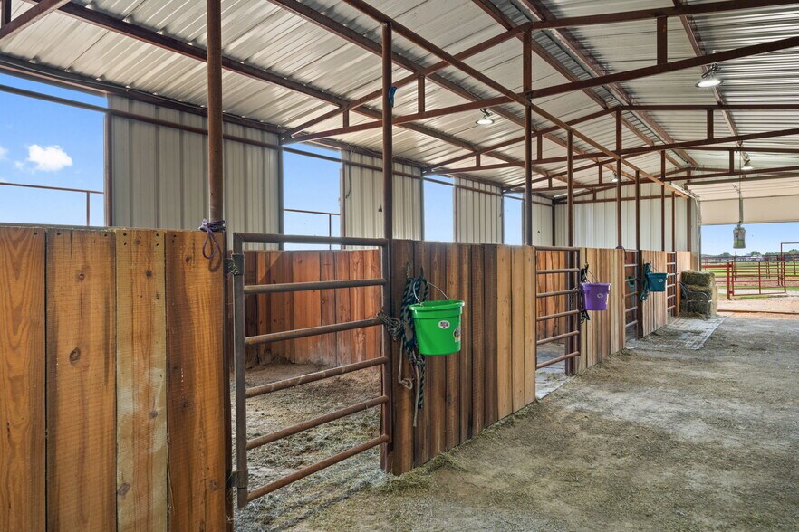 More Photos Of 204 County Road 107, Whitesboro Horse Stables For Sale