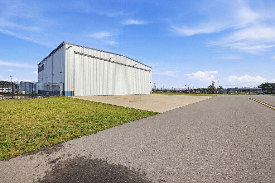 More Photos Of 453 Airport Rd, Greenville Airplane Hangar For Lease