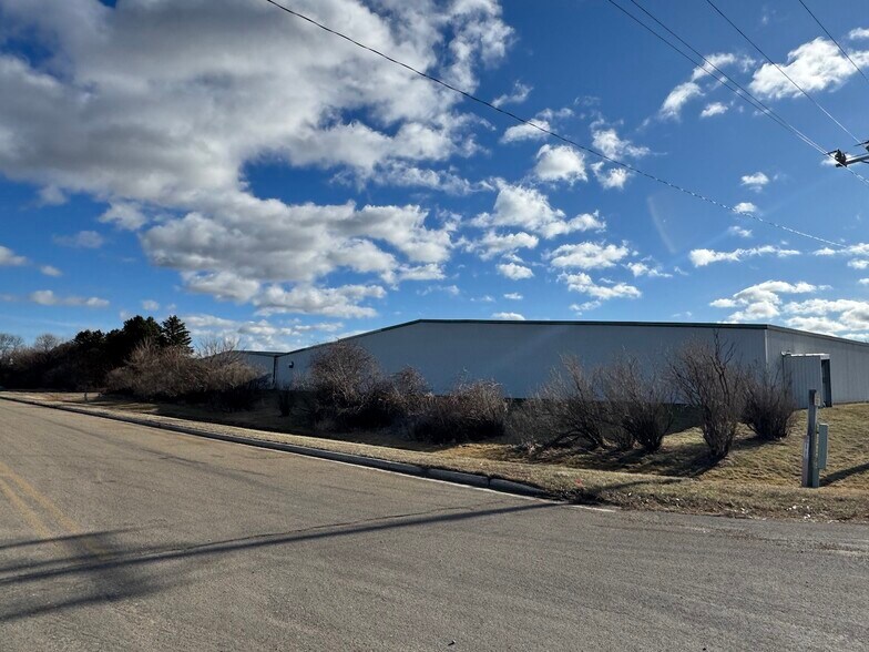 More Photos Of 1930 W 1st St, Blue Earth Manufacturing For Lease