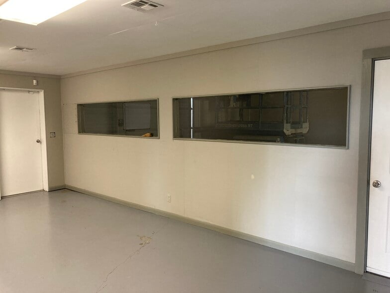 More Photos Of 204 Saul Dr, Scott Warehouse For Lease