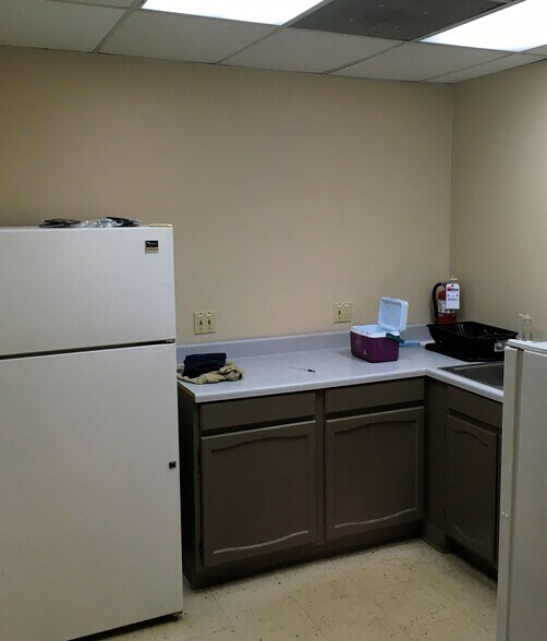 More Photos Of 9263 Ravenna Rd, Twinsburg Showroom For Lease