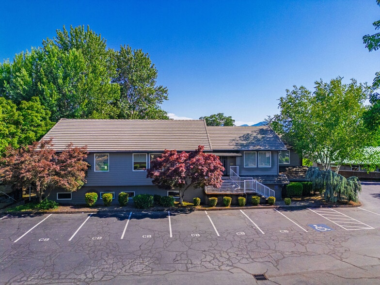 More Photos Of 873 NE 7th St, Grants Pass Medical For Lease