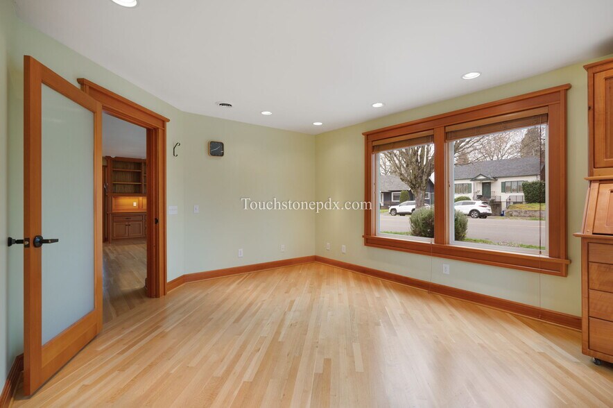 More Photos Of 685 Portland Ave, Gladstone Medical For Lease