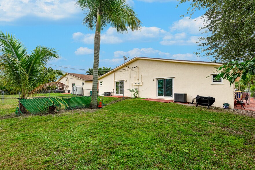 More Photos Of 4063-4065 SW 51st St, Fort Lauderdale Apartments For Sale