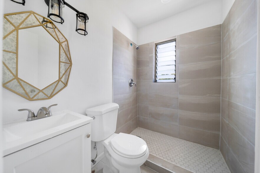 More Photos Of 1943-1947 Buchanan St, Hollywood Apartments For Sale