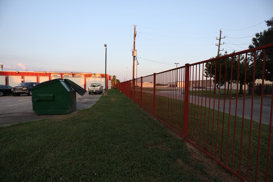 More Photos Of 101 Wells Fargo Dr, Houston Auto Repair For Sale