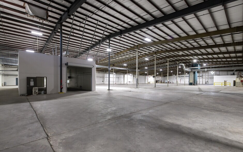 More Photos Of 909 W 39th St, Panama City Manufacturing For Lease