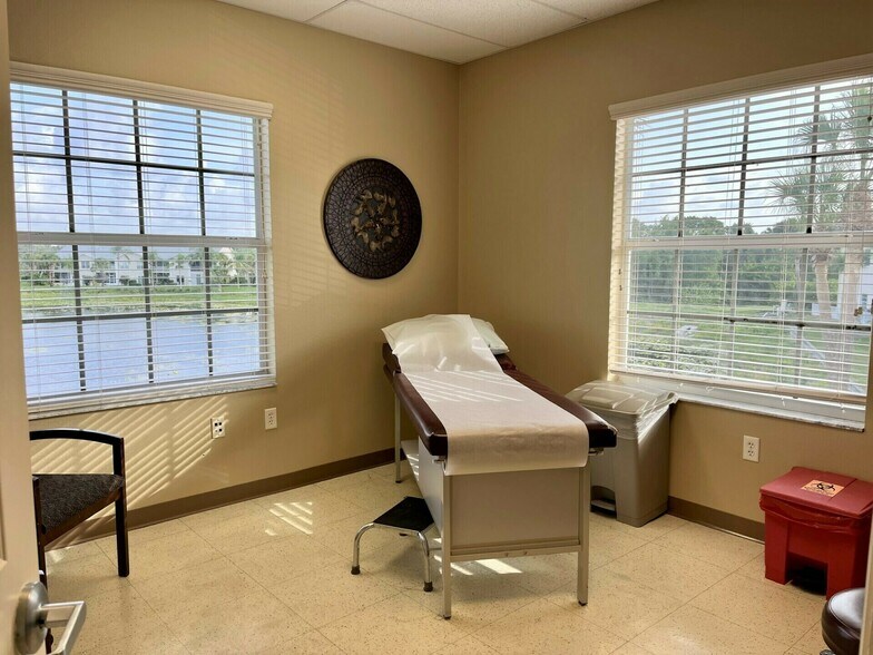 More Photos Of 836 Sunset Lake Blvd, Venice Medical For Sale