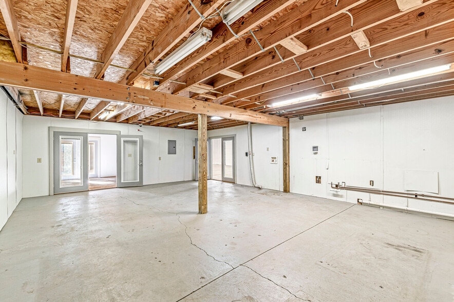 More Photos Of 2601 E 56th St, Indianapolis Light Distribution For Sale