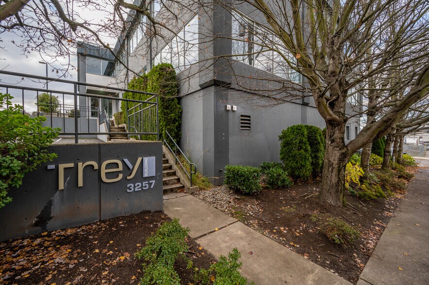 More Photos Of 3257 16th Ave W, Seattle Office For Lease