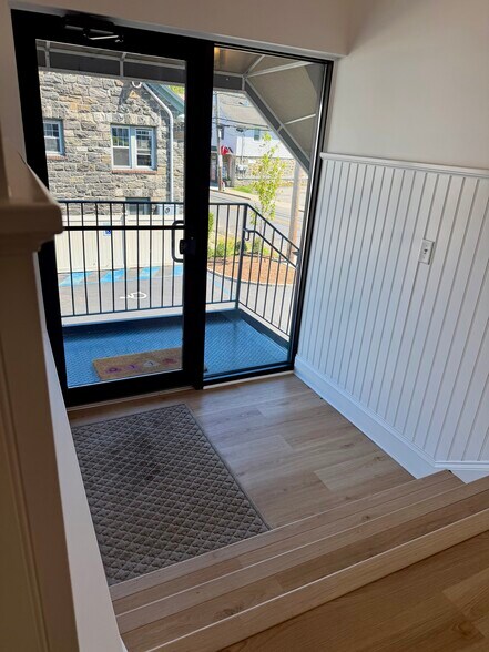 More Photos Of 31 Saint Roch Ave, Greenwich Office Residential For Lease