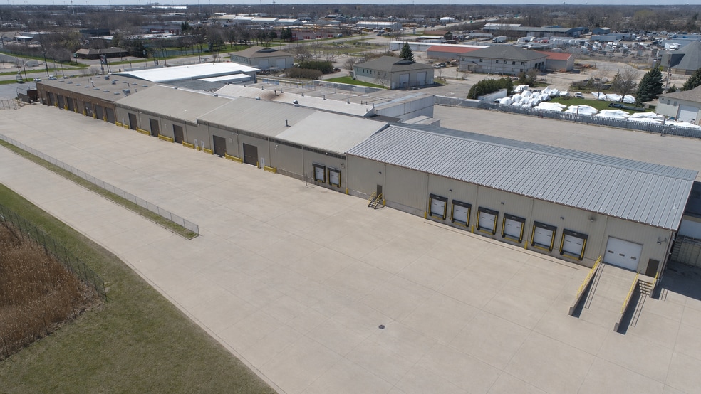 More Photos Of 3430-3436 Washington St, Gurnee Warehouse For Lease