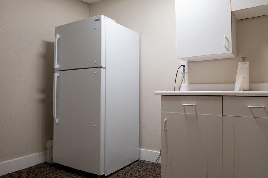 More Photos Of 77530 Enfield Ln, Palm Desert Light Distribution For Lease