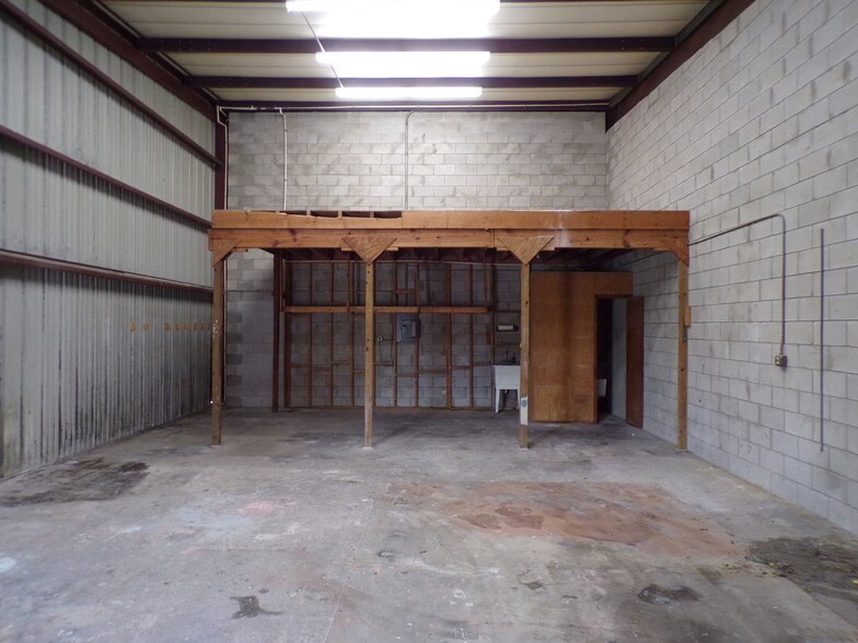 More Photos Of 3903 Industry Blvd, Lakeland Warehouse For Lease