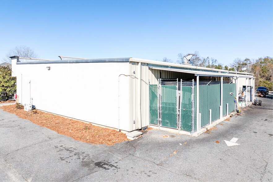 More Photos Of 4944 Malloy Plz, Marianna Freestanding For Sale