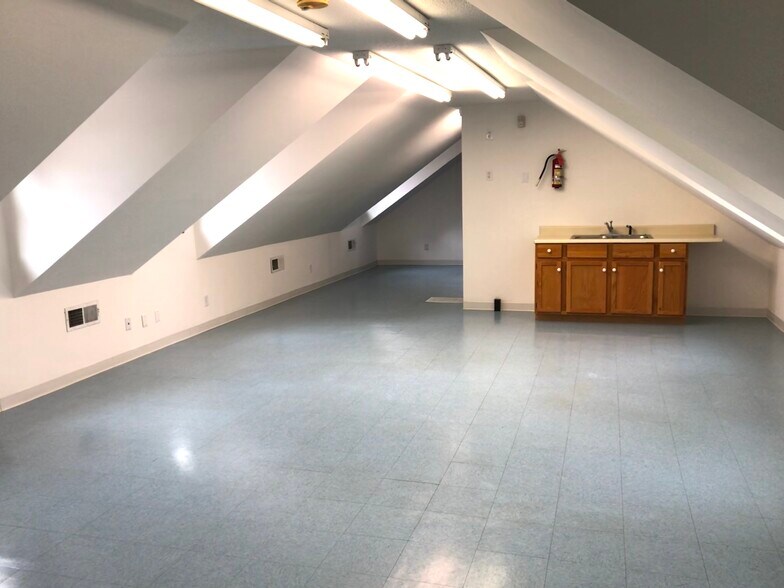 More Photos Of 1222 Hardin Rd, Dallas Manufacturing For Lease
