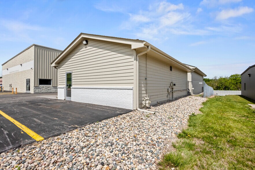 More Photos Of 1110 Applewood Dr, Papillion Warehouse For Sale