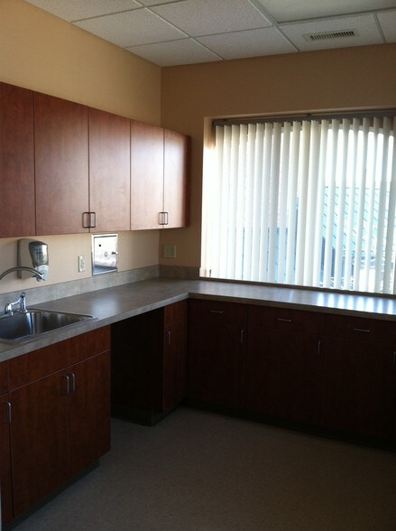 More Photos Of 3550 Main St, Springfield Medical For Lease