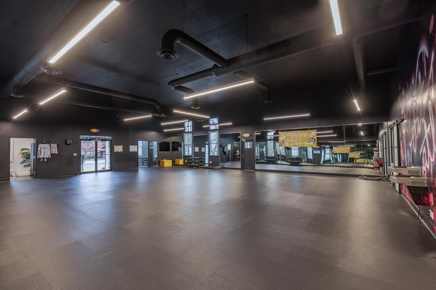 More Photos Of 5576 Peachtree Rd, Atlanta General Retail For Lease