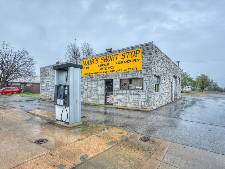 More Photos Of 200 N Broadway Ave, Geary Convenience Store For Sale