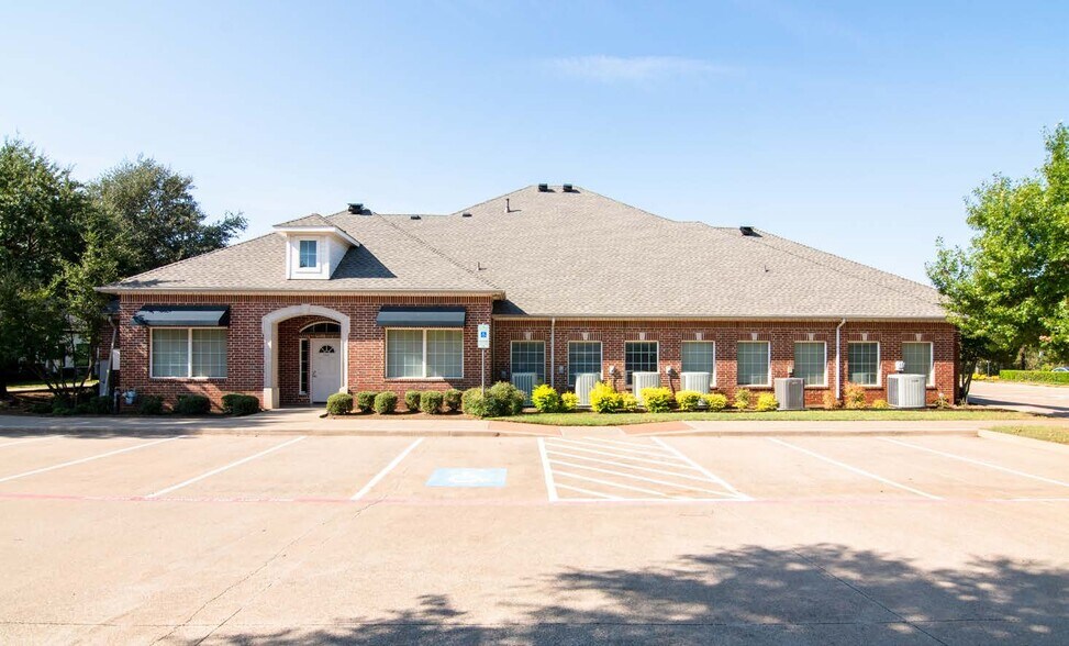 More Photos Of 2563 SW Grapevine Pky, Grapevine Office For Sale