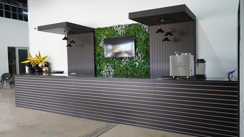 More Photos Of 7445 W 4th Ave, Hialeah Showroom For Sale