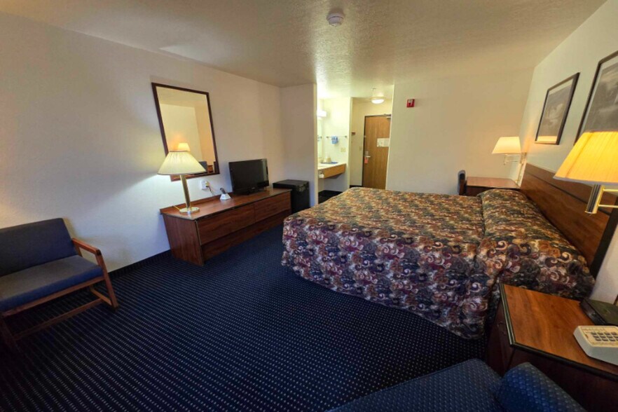 More Photos Of 748 E 12th St, Imperial Hotel For Sale