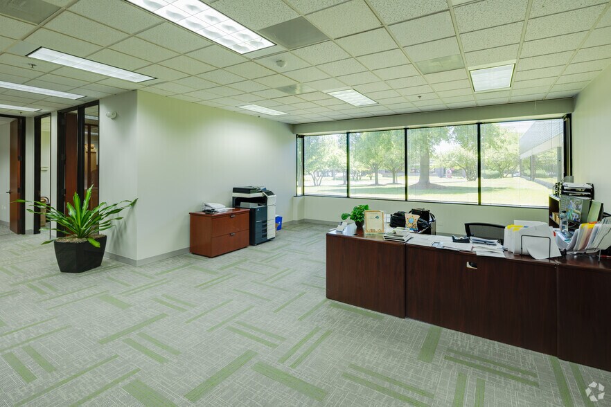 More Photos Of 450-500 E Diehl Rd, Naperville Unknown For Lease