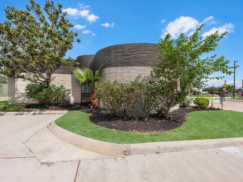 More Photos Of 525 Blossom St, Webster Medical For Sale