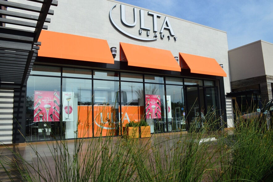 More Photos Of 4500-4550 Van Nuys Blvd, Van Nuys Unknown For Lease