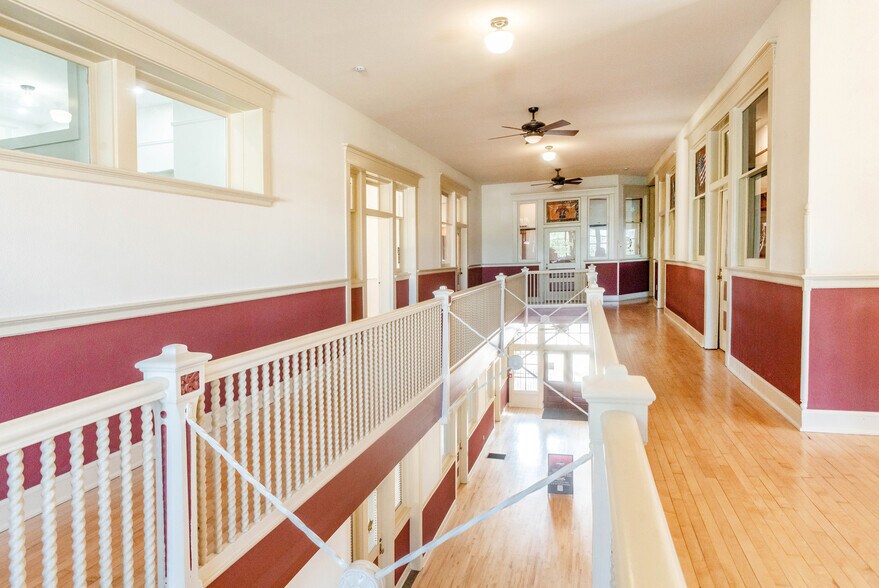 More Photos Of 131 E Exchange Ave, Fort Worth Office Residential For Lease