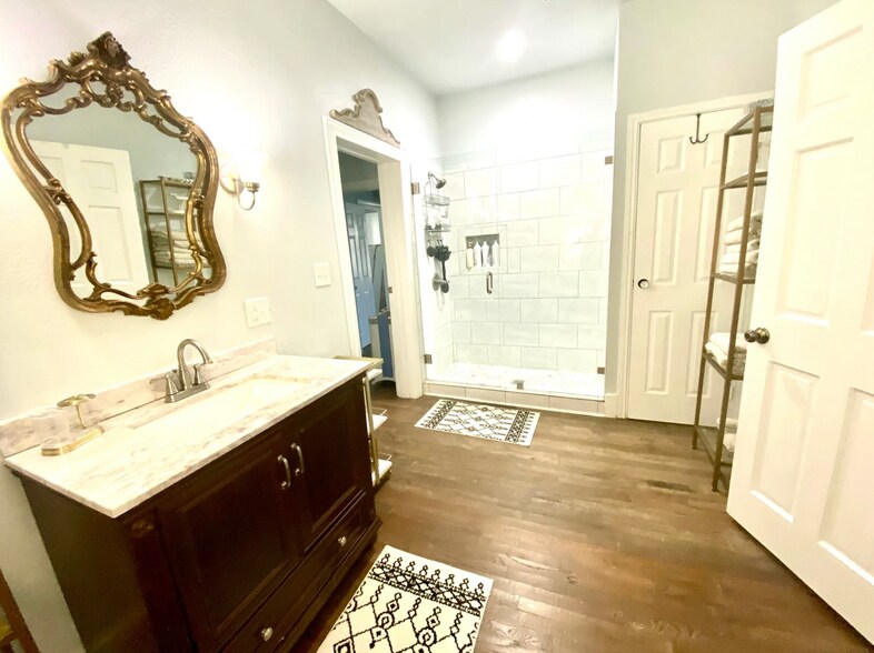 More Photos Of 310 Ball Park Loop, Denison Hospitality For Sale