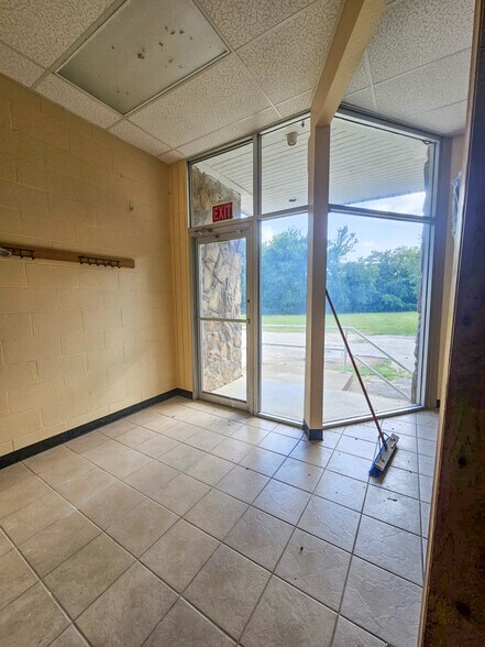 More Photos Of 1420 E Palestine Ave, Palestine Flex For Sale