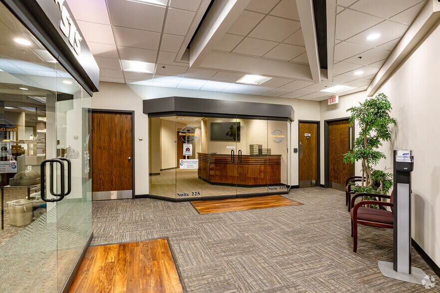 More Photos Of 250 S Executive Dr, Brookfield Office For Lease
