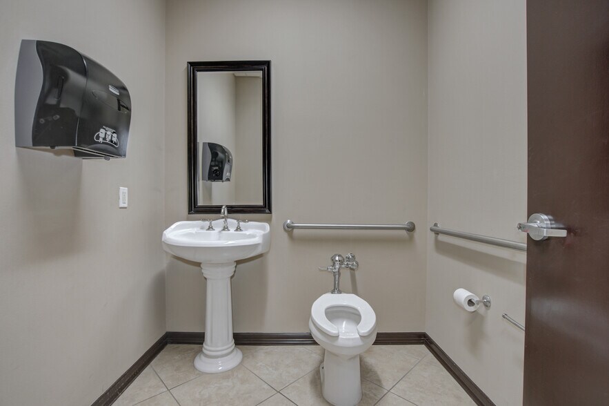 More Photos Of 3118-3122 Center Pointe Dr, Edinburg Medical For Lease