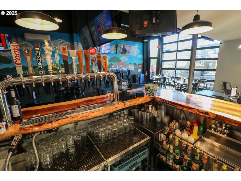 More Photos Of 790 N Bayshore Dr, Coos Bay Freestanding For Sale