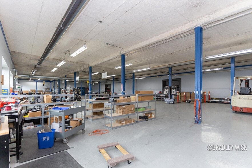 More Photos Of 581 Ottawa Ave, Holland Light Distribution For Sale