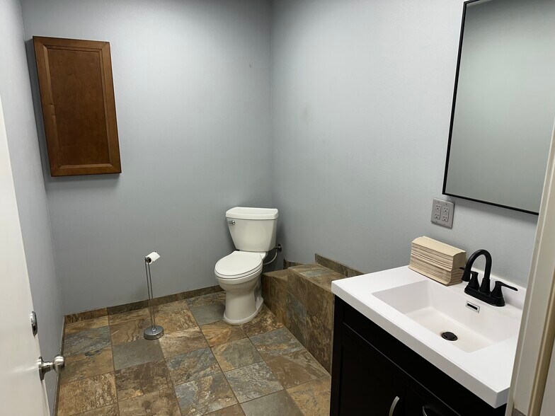 More Photos Of 7435 Kent Ave, Eau Claire Flex For Lease