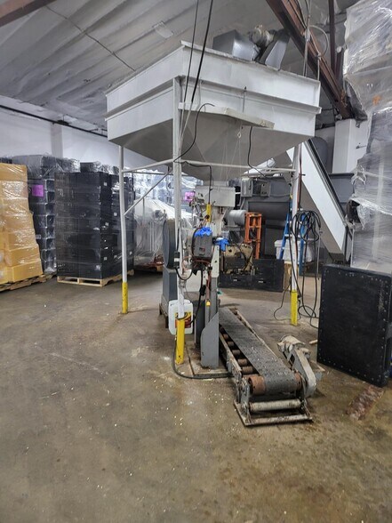 More Photos Of 1000 Lawrence St, Los Angeles Warehouse For Sale