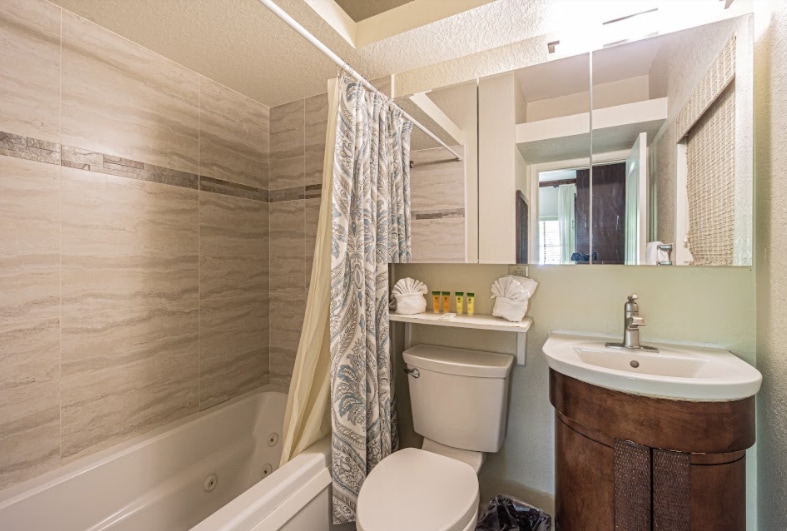 More Photos Of 648 Poinsettia Ave, Clearwater Beach Hotel For Sale