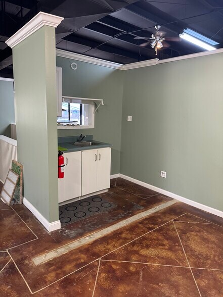 More Photos Of 1721 E Ridgewood Rd, Jasper Light Distribution For Lease